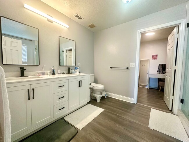 Building Photo - Resort-Style living in the heart of East O...