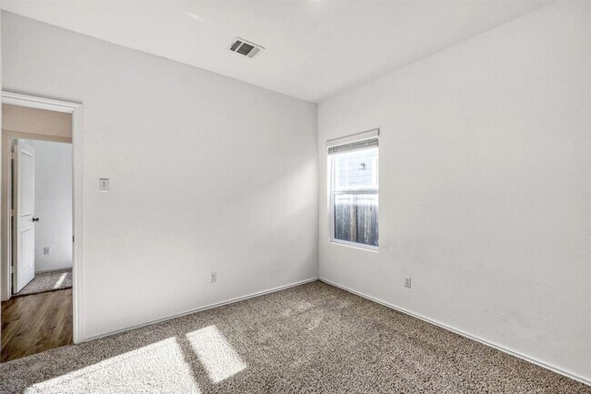 Building Photo - 385 Geode Glen