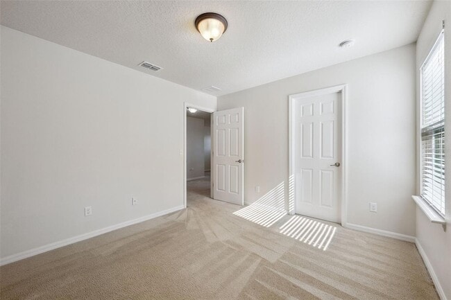 Building Photo - 1310 Oakcrest Ct