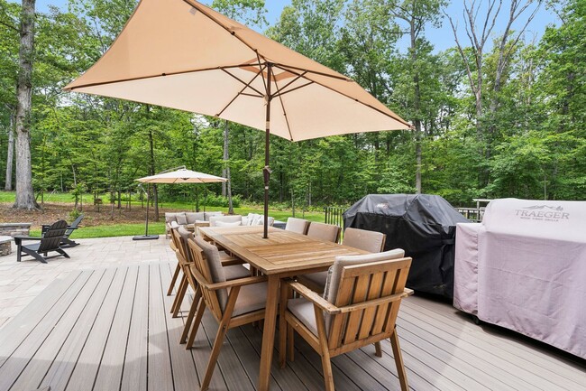Building Photo - Impressive 6 Bed 4.5 Bath Single-Family Ho...