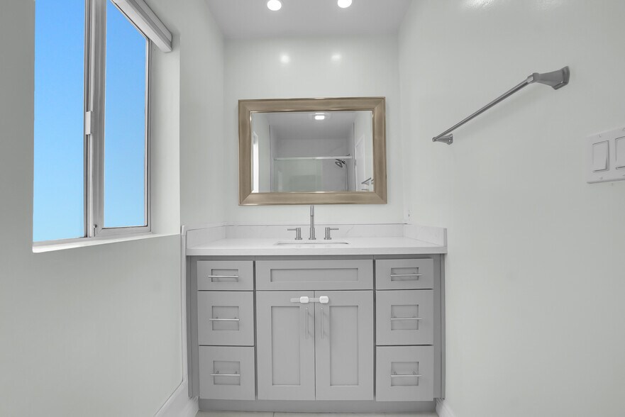 Building Photo - 2223 S Bentley Ave