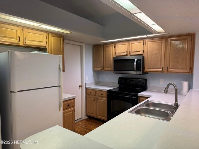 Building Photo - 7701 Leesburg Dr S