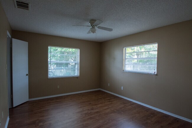 Building Photo - Just Listed 2/1 half duplex home!