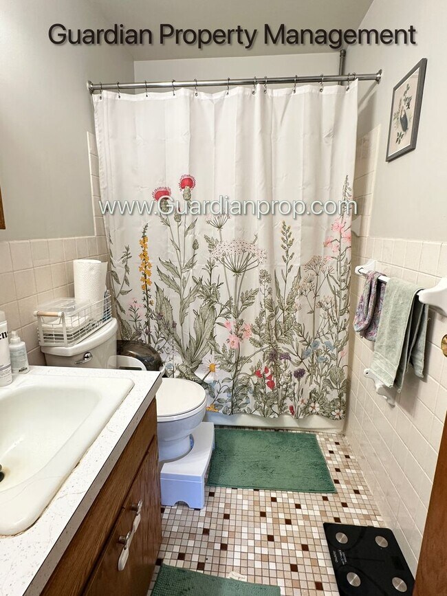 Building Photo - Top Floor w/Balcony, Excellent Condition, ...