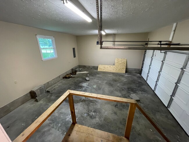 Building Photo - Beautiful Home Large Garage Highly Desired For Rent