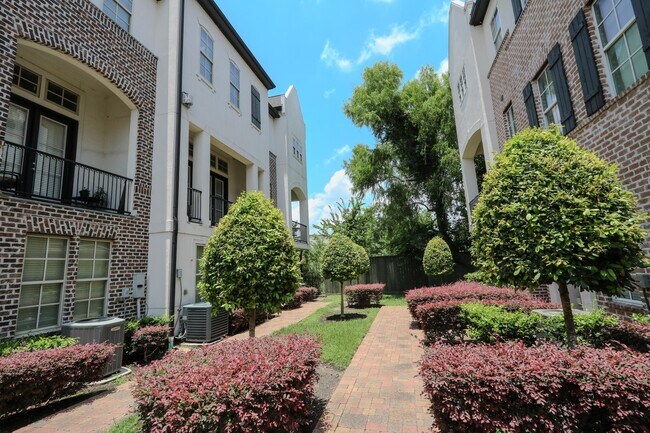 Building Photo - 2037 Fannin Station N