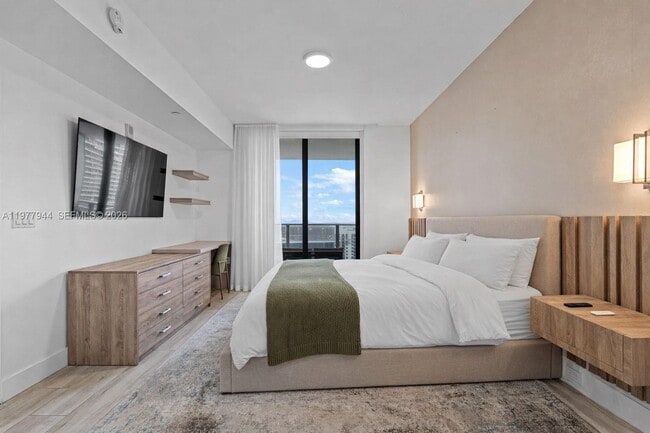 Building Photo - 1010 Brickell Ave