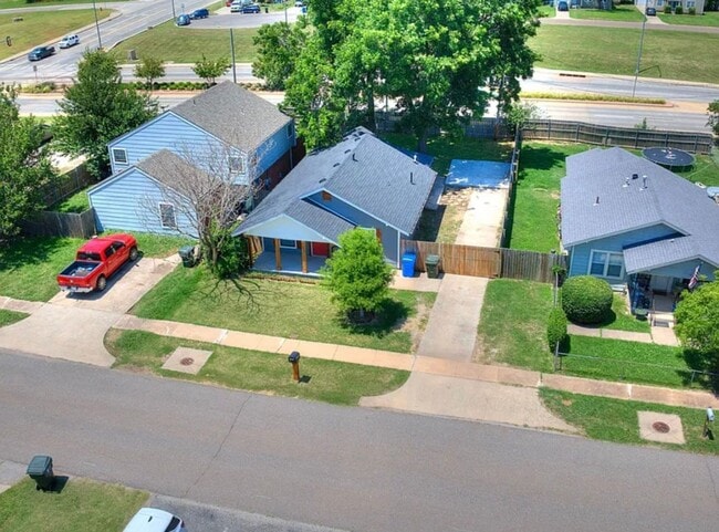 Building Photo - Fully Remolded 2bed/2bath with a Versatile...