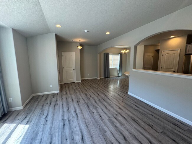 Building Photo - Newer and Spacious 3 Bedroom Townhome