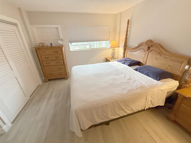 Building Photo - 140 NE 28th Ave