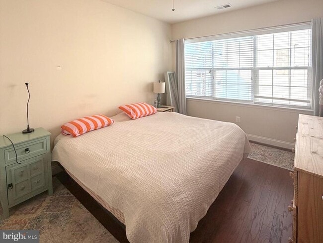 Building Photo - 81 Linden Pl