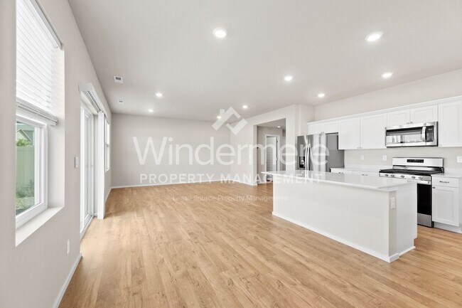 Building Photo - ** MOVE IN SPECIAL ** 1/2 OFF 1ST FULL MON...