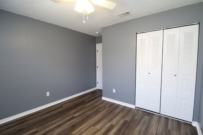 Building Photo - **Updated 2-Bedroom, 2-Bathroom Apartment ...