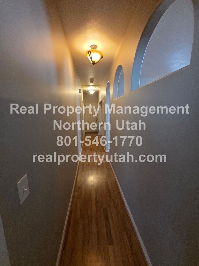 Building Photo - 3 Bedroom Home Available in North Salt Lake