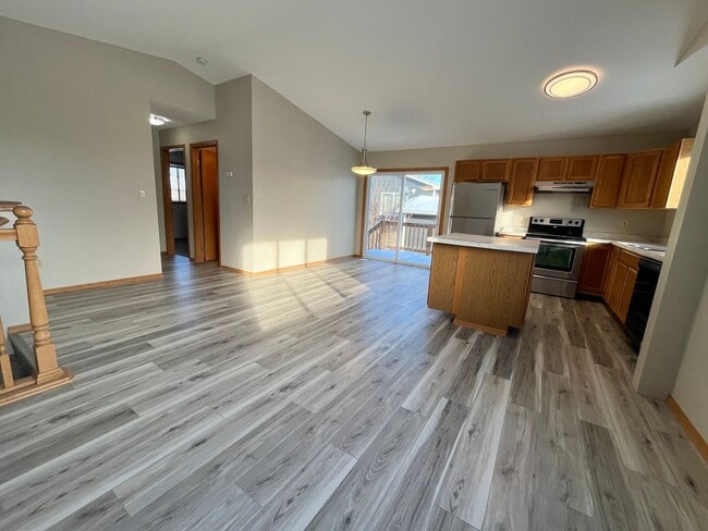 Building Photo - 5 Bed/2 Bath West Side Home!