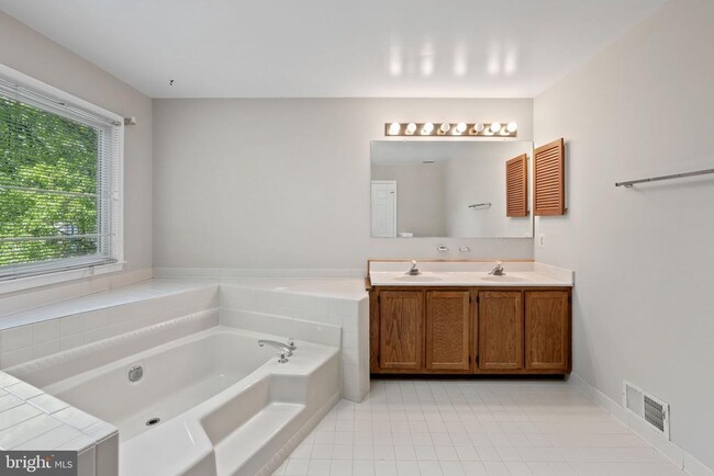 Building Photo - 10 Apple Blossom Ct