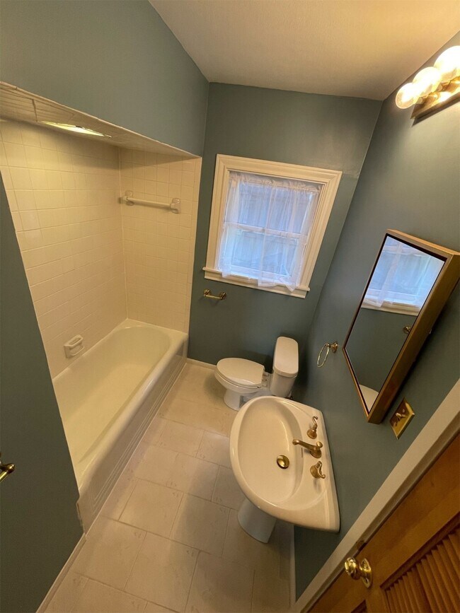 Building Photo - 3720 Jardin St