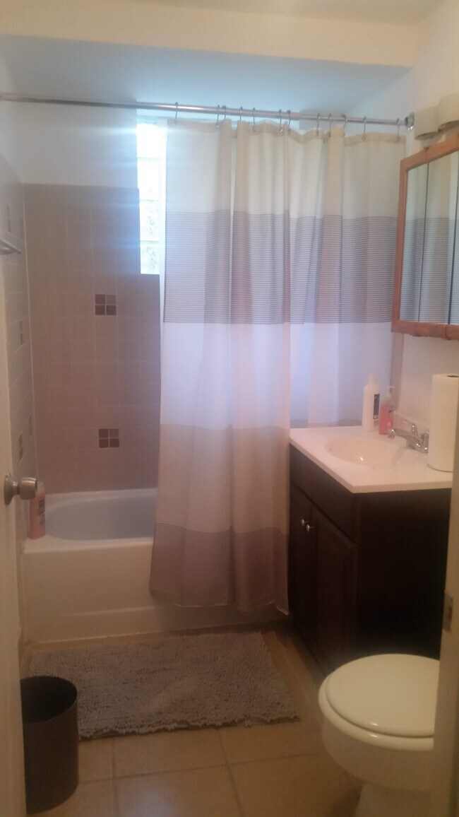 Building Photo - 5017 S Drexel Blvd