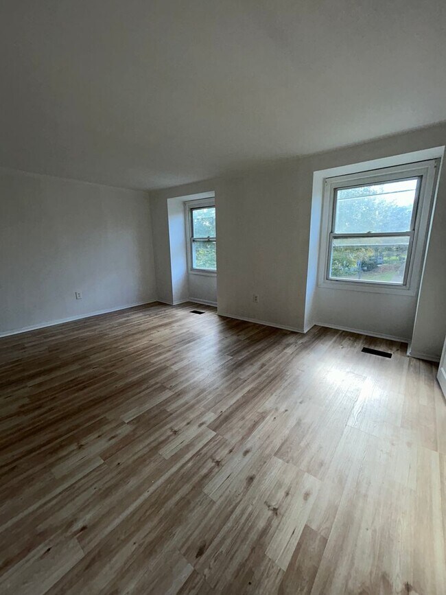 Building Photo - Condo for rent with parking and yard large...