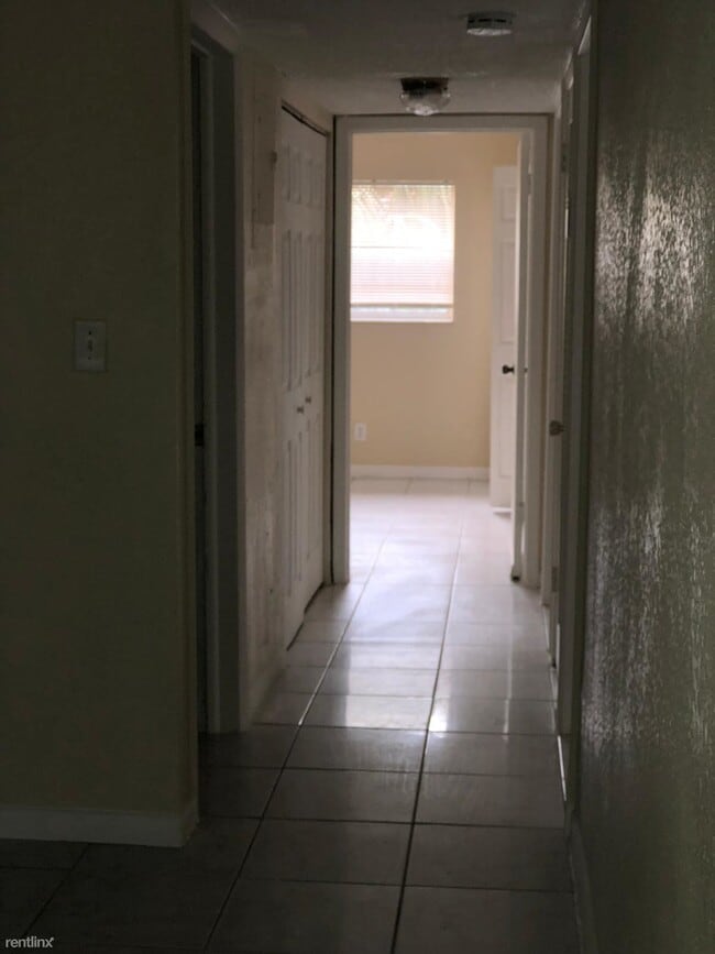 Building Photo - 3 br, 2 bath Duplex - 4240 Riverside Dr 42...