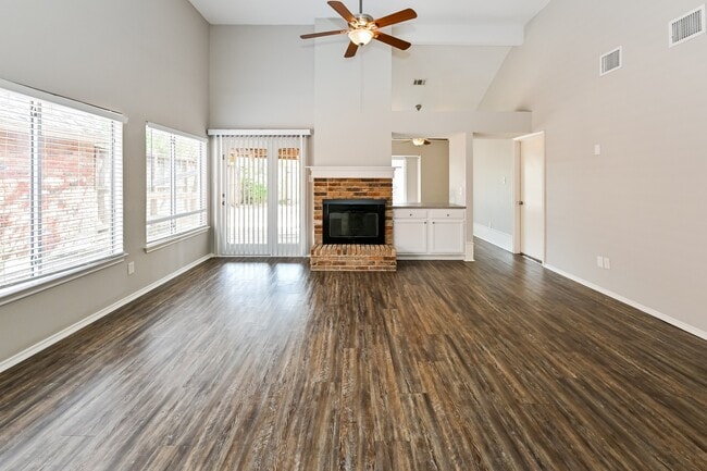 Building Photo - 11811 Meadowchase Dr