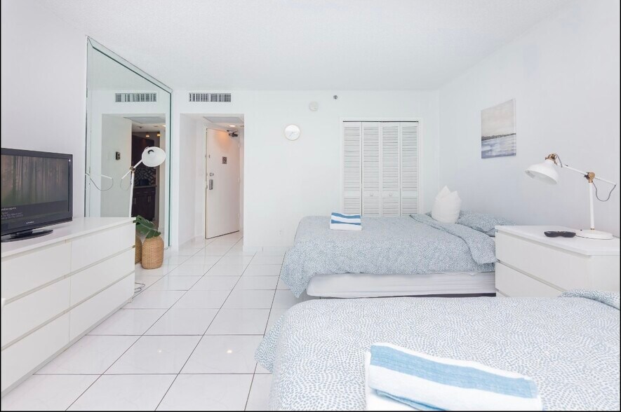 Building Photo - 5445 Collins Ave