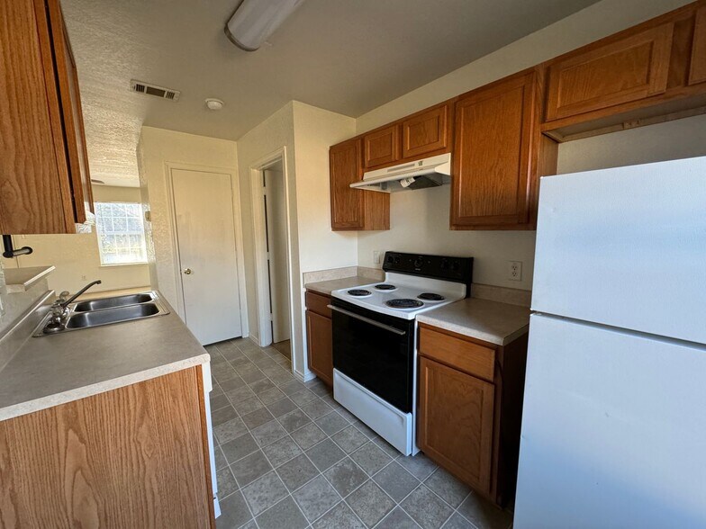 Building Photo - 403 Creek St