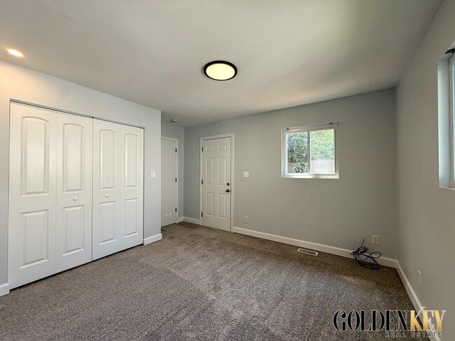 Building Photo - 2082 Vernier Rd