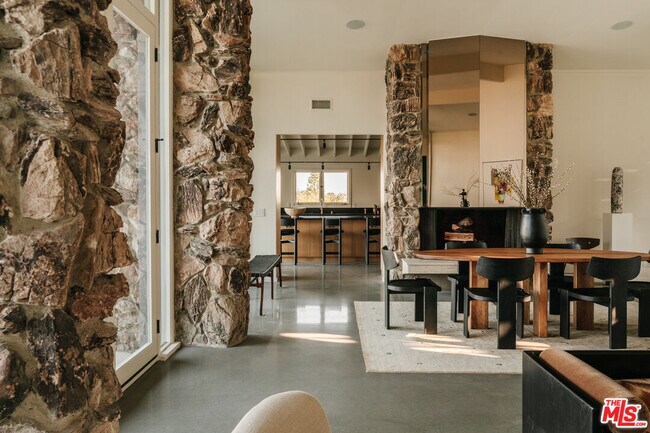 Building Photo - 8559 Edwin Dr