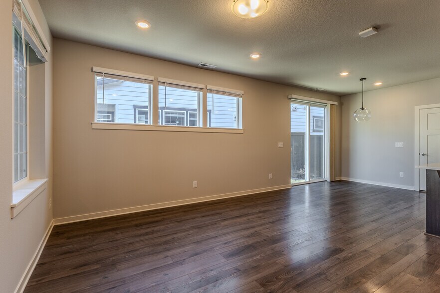 Building Photo - 6280 SE Genrosa St