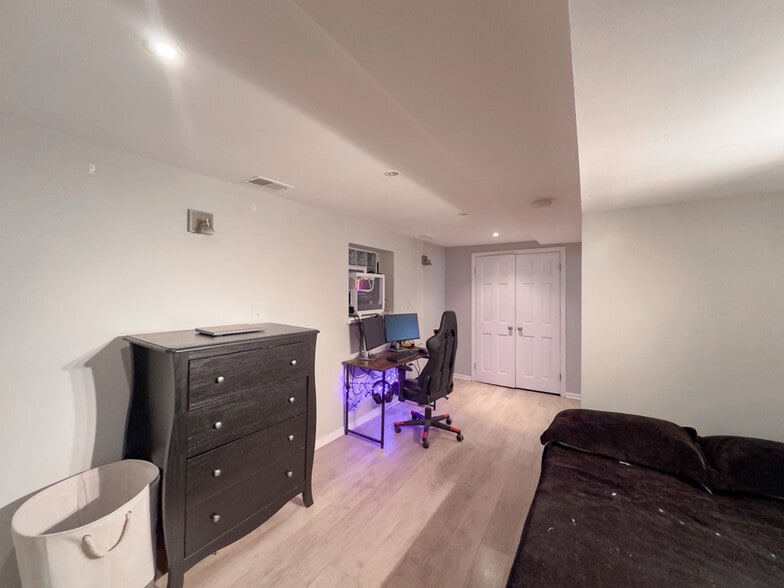 Building Photo - 2046 W Iowa St