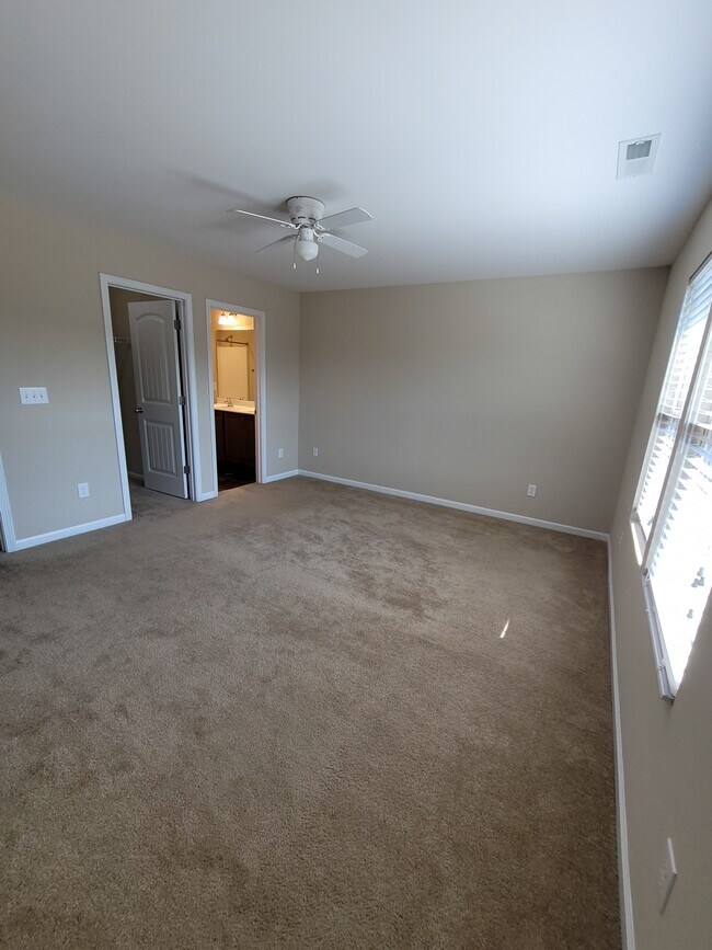 Building Photo - 4464 Middletown Dr