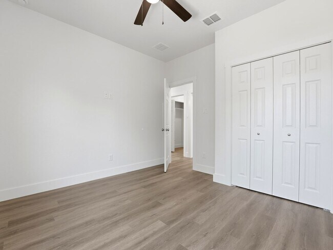 Building Photo - 609 Elm St