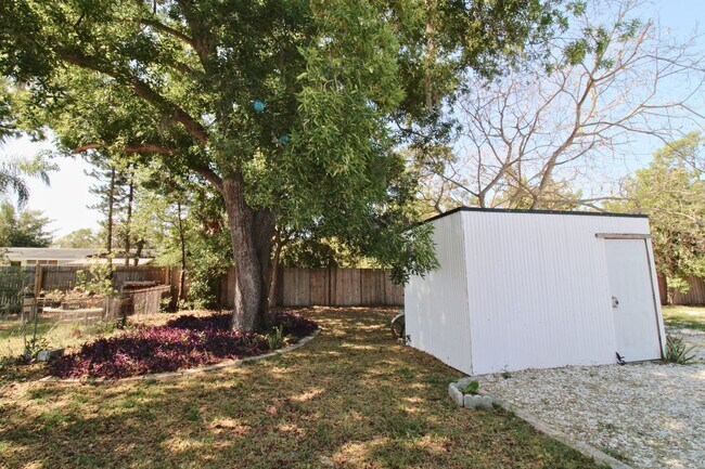 Building Photo - 3 Bed, 2 Bath Furnished Home With Screened...
