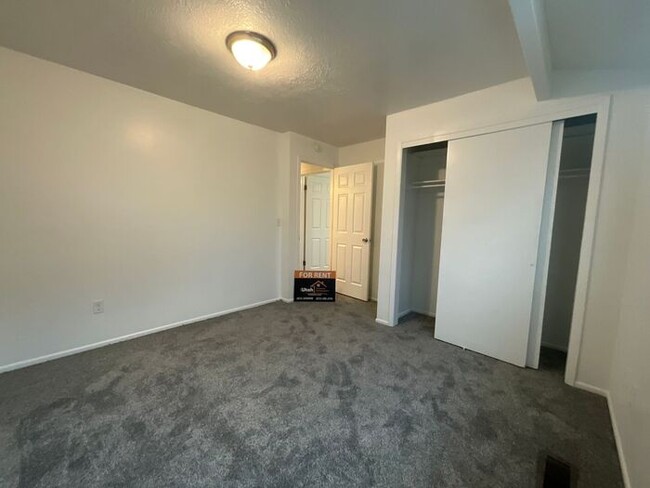 Building Photo - 4 Bedroom 2 Bath Twin Home Move in ready t...