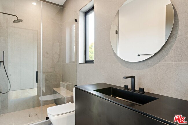 Building Photo - 738 N Harper Ave