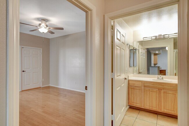 Building Photo - Beautiful  2bed 2bath Gated Community