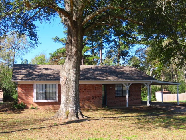 Building Photo - Updated 2 Bedroom, 1 Bath House, Country L...