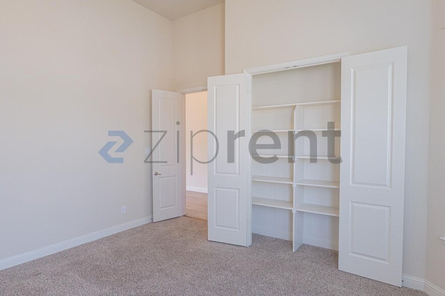 Building Photo - Unit
