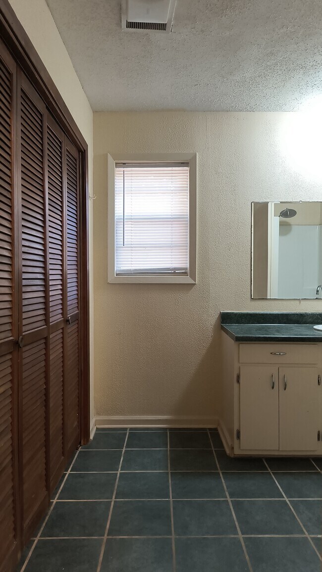 Building Photo - 7211 Rustic Cir