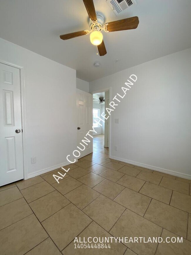 Building Photo - 944 SE 14th St