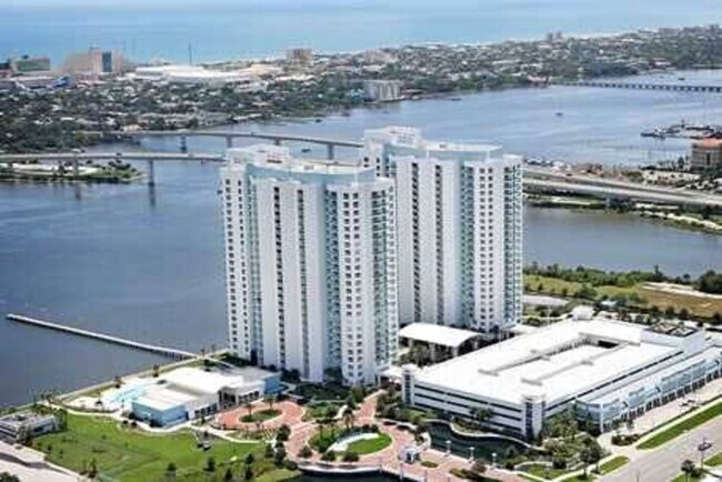 Building Photo - 231 Riverside Dr