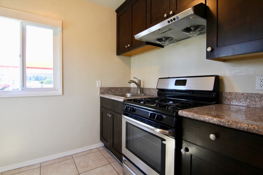 Building Photo - 3345 Del Mar Ave