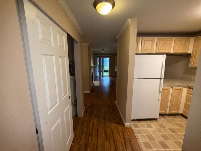 Building Photo - 2 Bed 1 Bath Kirkland