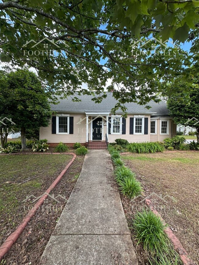 Building Photo - Beautifully updated cottage! 3-Bedroom/2-B...