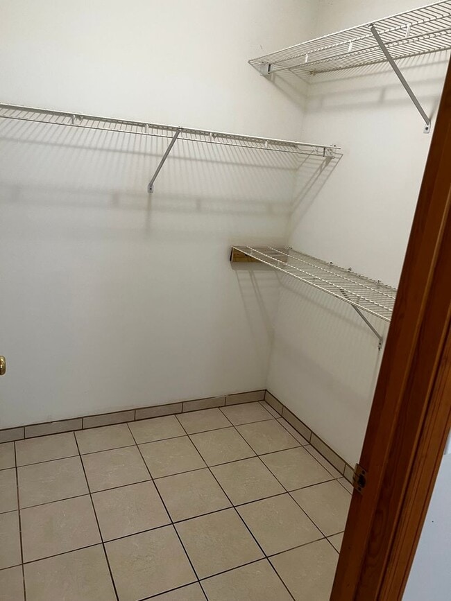 Building Photo - 3 BEDROOM, 2 BATH HOME WITH TILE THROUGHOUT & CLOSE TO THE TURNPIKE