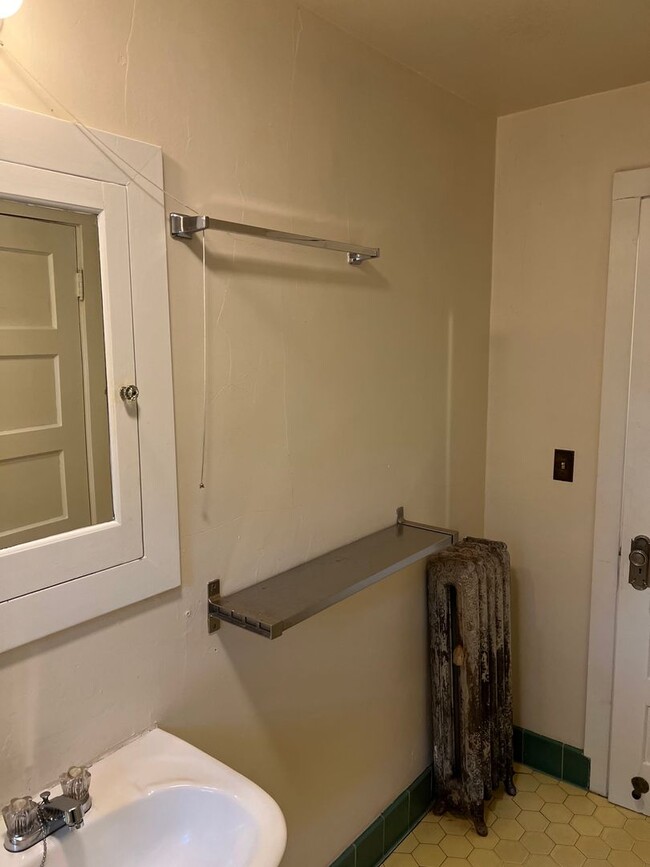 Building Photo - 2 Bedroom Unit in the the old Beta Theta Pi Fraternity House near UofO Campus