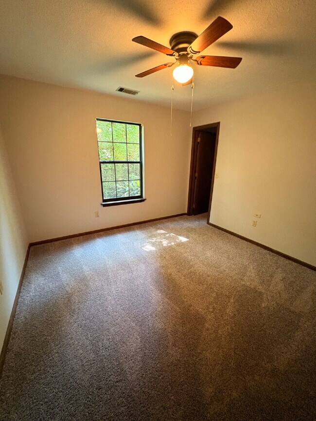 Building Photo - Charming 3-Bed, 2-Bath Home with 1623 sq. ft. of Comfort in the North Side of Tallahassee!