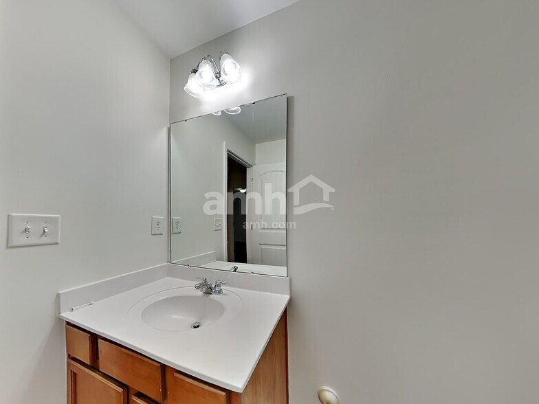 Building Photo - 17 Phaeton Ave
