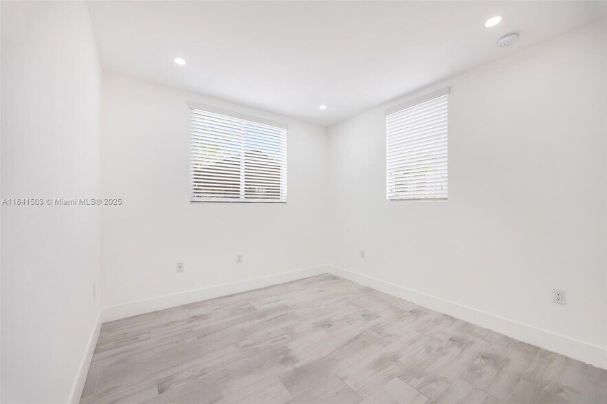 Building Photo - 3823 Thomas Ave